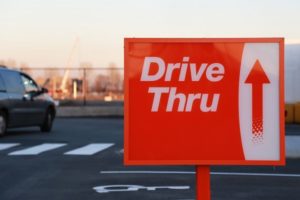 Un hombre se quedó dormido en el autoservicio y fue detenido por conducir ebrio