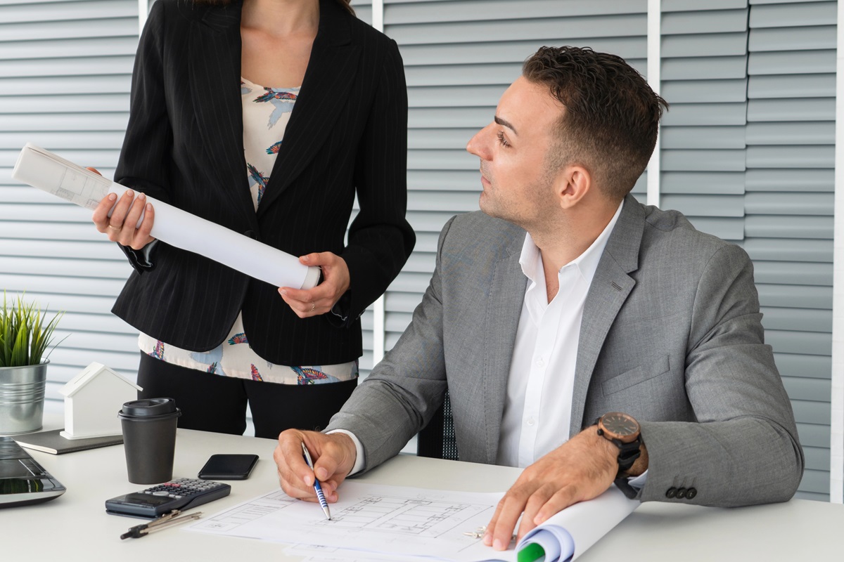 Abogados revisando antecedentes penales