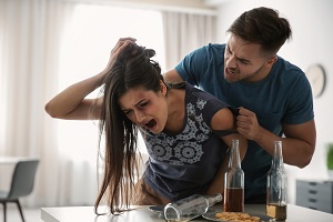 Hombre ejerciendo violencia doméstica a una mujer