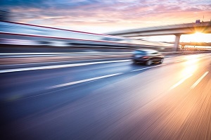 Conducción temeraria Coche conduciendo por la autopista al atardecer, desenfoque de movimiento